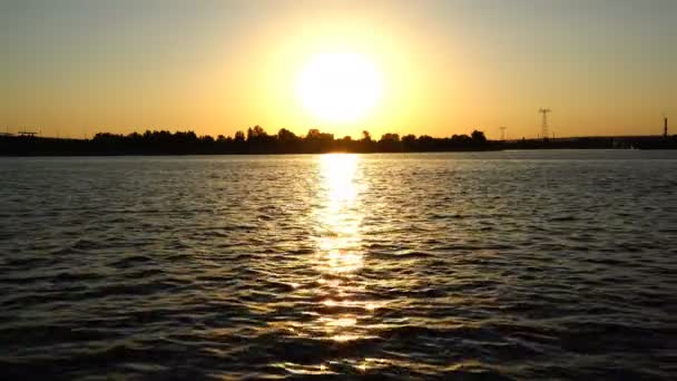 Il sole in uscita sullo sfondo del fiume — Video Stock