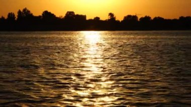parlama Nehri'nin Karanlık sular üzerinde güneşin