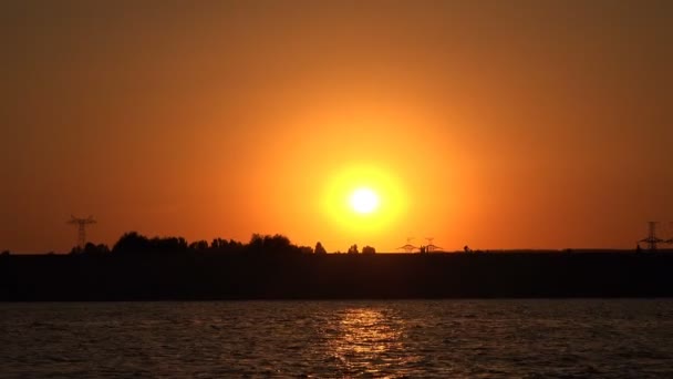 Stråler fra utgående sol på elveoverflaten – stockvideo