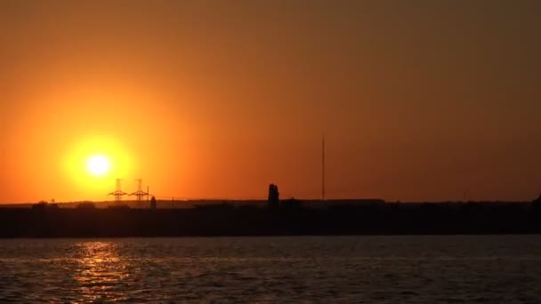 Puesta de sol en el río con reflejo de la luz del sol — Vídeo de stock