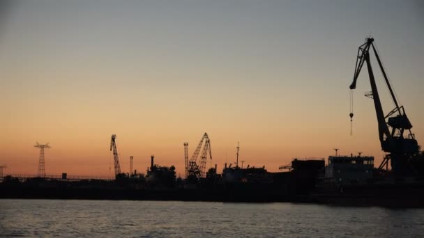 Morski port rozładunku w promieniach zachodzącego słońca — Wideo stockowe