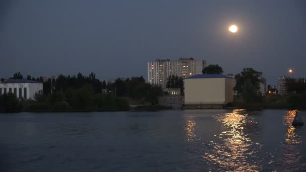 Città la sera crepuscolo con acqua nei raggi della luna — Video Stock