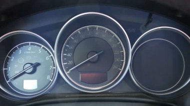 Arabanın motoru başlatılırken aletleri çetele üzerinde test