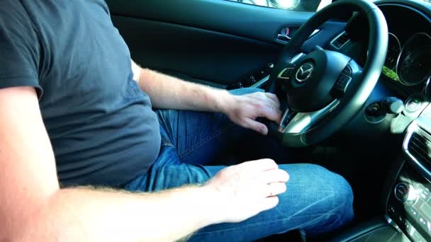 Der Fahrer drückt das Bremspedal und drückt den Startknopf des Motors — Stockvideo