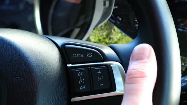 Botones mando a distancia del coche en el volante — Vídeos de Stock