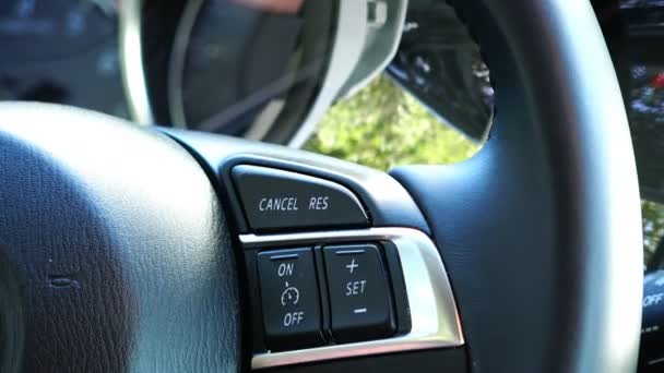 Movimiento del volante de un coche mientras el vehículo se mueve — Vídeo de stock