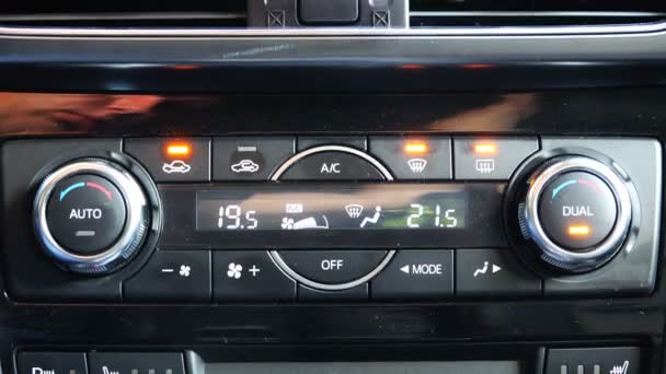 Установка температуры в машине — стоковое видео