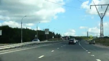 Araçlar Banliyölerin sokaklar boyunca akışı. Hızlandırılmış görüntüleme