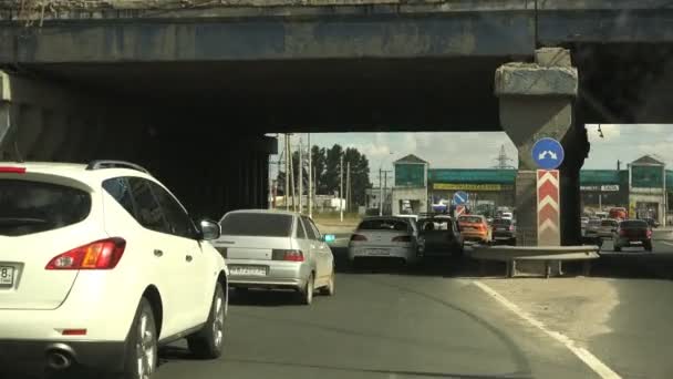 Şehrin yolda yoğun trafik — Stok video