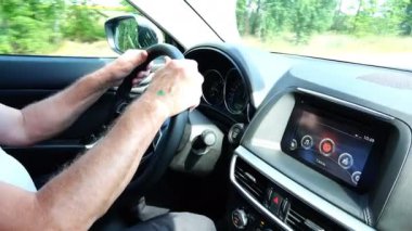 Yaşlı adamın ellerini direksiyonun araç ve sürücü araç tutun.