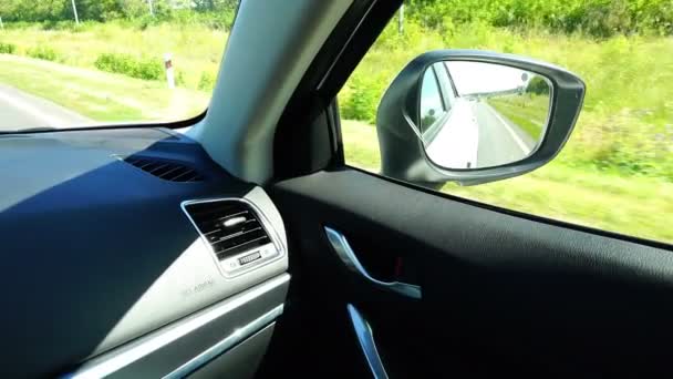 Az utas az autóban néz ki az oldalsó visszapillantó tükör — Stock videók