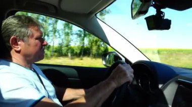 Yaşlı bir adam seyahat hoşlanıyor ve yüksek hızda bir araba kullanıyor