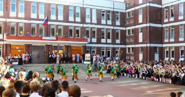 Studerande i folkdräkter dansar vid första ringningen — Stockvideo