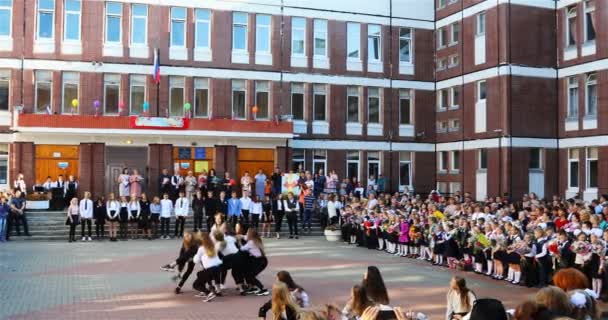 Middelbare school meisjes voeren een dans op een liniaal — Stockvideo