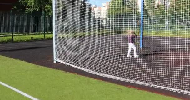 Meninas fogem do campo de futebol atrás da rede branca — Vídeo de Stock