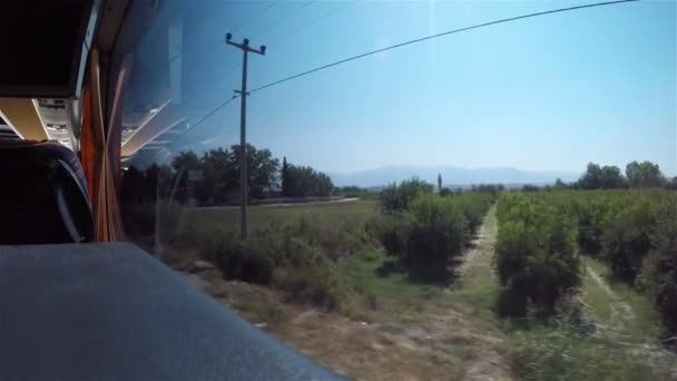 Autobus projíždí řídce obydlenými oblastmi. Pohled ze salónu — Stock video