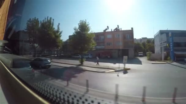 Вид из автобуса на проходящую жизнь турецкого города — стоковое видео