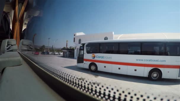 Koralowy autobus wycieczkowy numer 301 jest zaparkowany na parkingu — Wideo stockowe