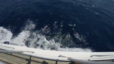 Deniz dalgaları ve köpüklerin üzerindeki gemiden görüntü