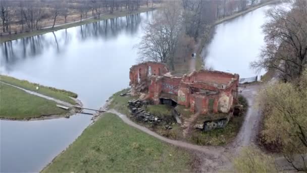 Sebuah bangunan tua hancur zaman tsaris dikelilingi oleh danau — Stok Video