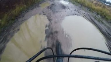 Su birikintilerinde aşırı bisiklet sürme