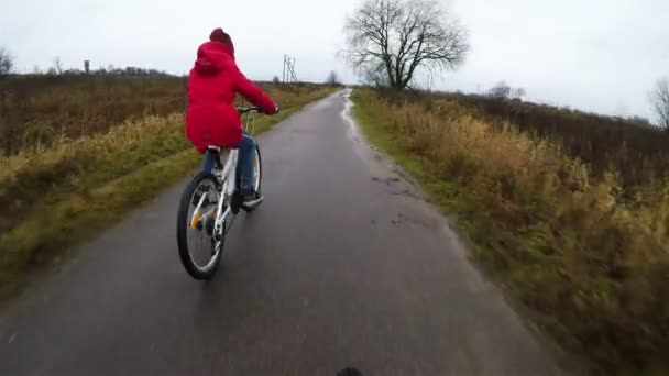 赤いジャケットの女の子が自転車レースの先頭に立って — ストック動画