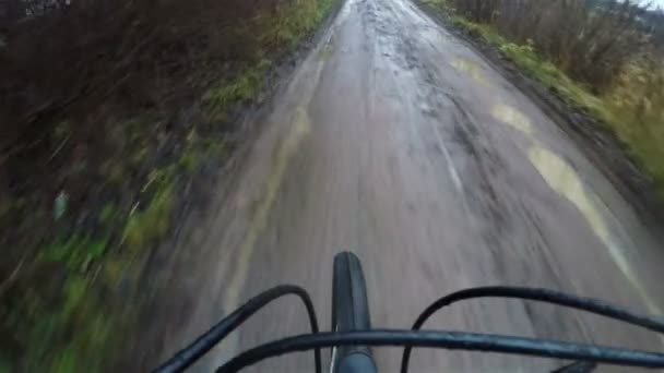 道路上的水坑给骑自行车的人制造了障碍 — 图库视频影像
