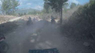 Dörtlü bisikletli turistler dairesel bir otoyolda seyahat ediyorlar.