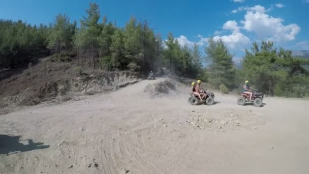 High-speed descent on Quad bikes on a mountain dusty road. First-person shooting — Stock Video