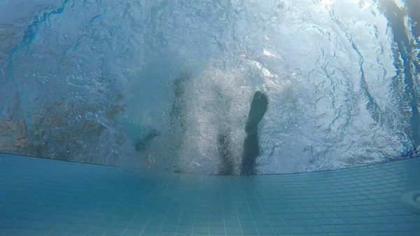 Bacaklarını sallamaktan yüzme havuzundaki hava kabarcıkları