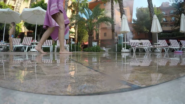 Havuzdan su damlıyor ve seramik fayanslarda kırılıyor.