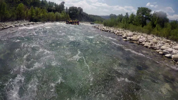 Nehrin akıntısı tekneyi kayalık bir yamaçtan aşağı taşır. Birinci şahıs vuruldu..