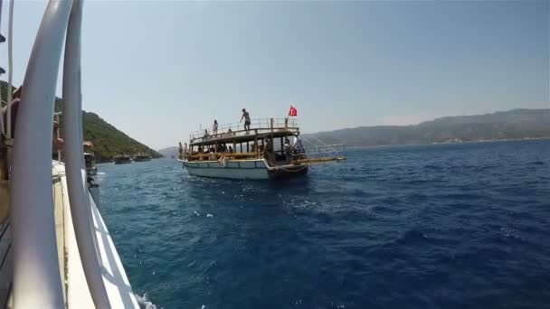 Gulets com turistas a bordo velejar para as margens da Turquia — Vídeo de Stock