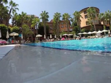 Otel ziyaretçileri için akışkanlık eğitmeni suda eğitim veriyor.