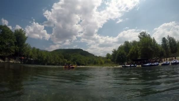 Ośrodek rekreacyjny nad brzegiem górskiej rzeki dla turystów uprawiających rafting — Wideo stockowe