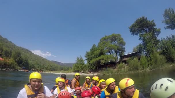 A sportolók csapata várja a kapitányok jelét, hogy folytassák a raftingolást a folyón. — Stock videók