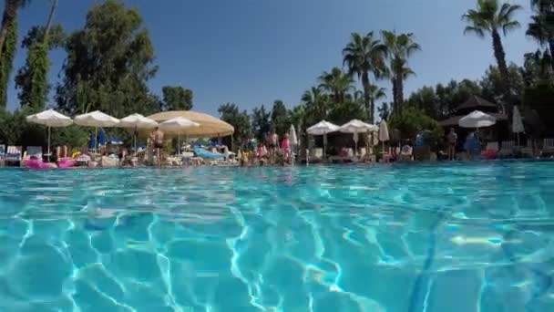 Jóvenes se turnan para saltar de una carrera en la piscina con trucos acrobáticos — Vídeo de stock