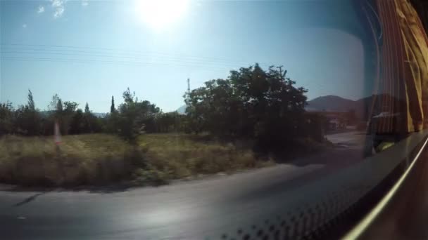 Blick aus dem Fenster eines Touristenbusses auf das Vorortgebiet — Stockvideo