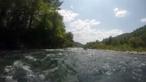 Le courant de la rivière de montagne prend d'assaut le bateau et le porte sur la pente — Video