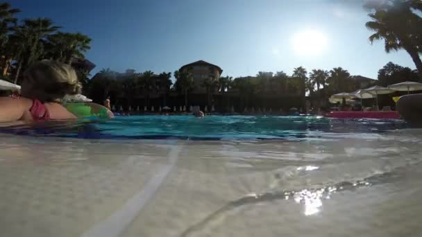 Crianças e adultos podem desfrutar da piscina exterior no local — Vídeo de Stock