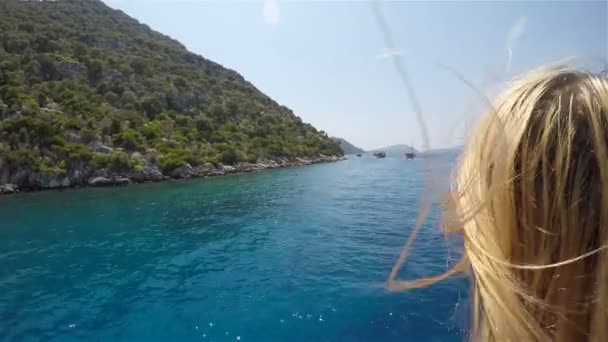 一个女孩欣赏大海，从漂浮的海船甲板上眺望大海 — 图库视频影像