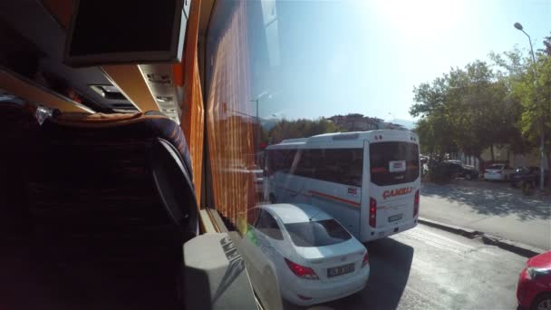 Автобуси та автомобілі в турецькому місті знаходяться на перехресті. — стокове відео