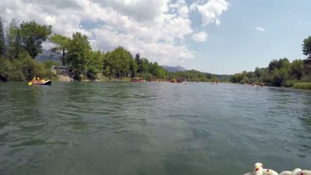 Grupos de atletas en botes de goma derivan en el libre flujo del río — Vídeos de Stock