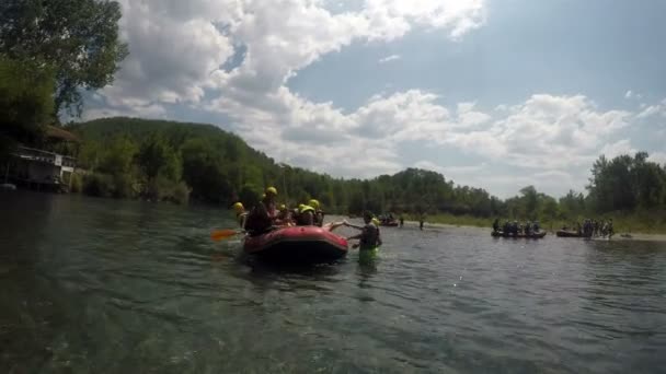 Botsing van twee rubberboten met mensen aan boord in de rivierbedding — Stockvideo