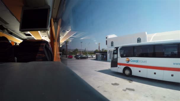 Autobus tour di corallo nel parcheggio vicino al negozio — Video Stock