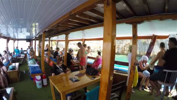 Turyści na dolnym pokładzie statku morskiego pływającego w pobliżu skalistych brzegów — Wideo stockowe