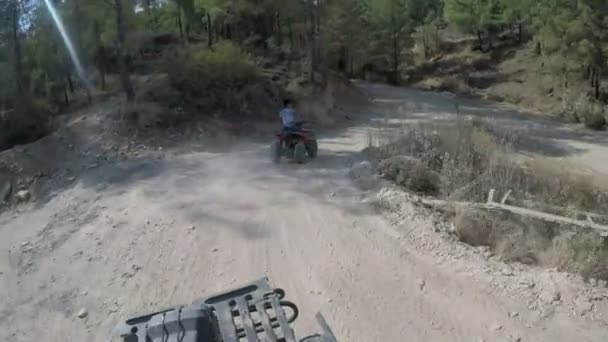 Egy fiatalember Quad biciklit vezet védőfelszerelés nélkül. — Stock videók
