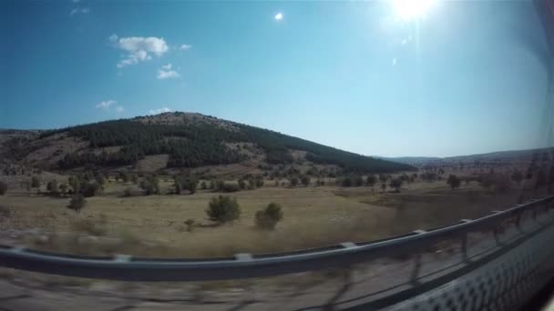 Il sole splende dal finestrino di un autobus che si muove lungo l'autostrada — Video Stock