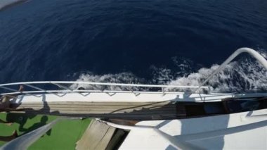Deniz dalgaları bir geminin altında köpük oluşturur.