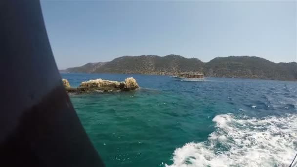 土耳其的海鸥带着游客漂浮在海岩和珊瑚礁边 — 图库视频影像